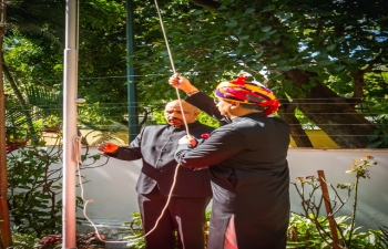 El Embajador Abhishek Singh desplego la Bandera Nacional de la India con motivo de las celebraciones del 74 Dia de la Republica en Caracas en presencia de de la Diaspora India y funcionarios de la Embajada.